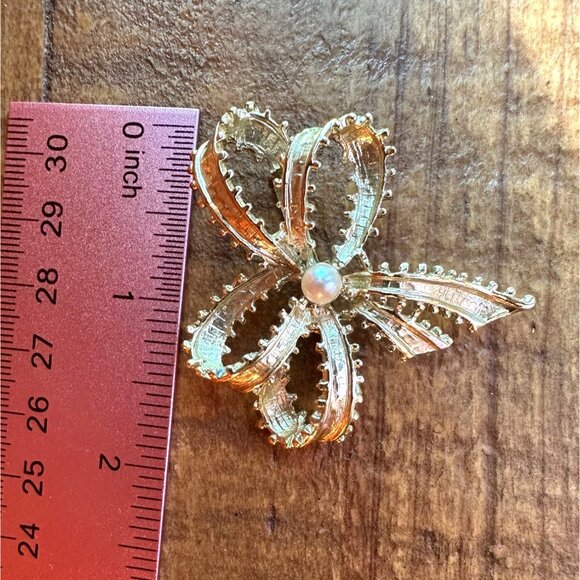 Vintage 1980s Gold-Tone Bow Brooch With Faux Pearl Accent Delicate Coquette - Picture 4 of 7